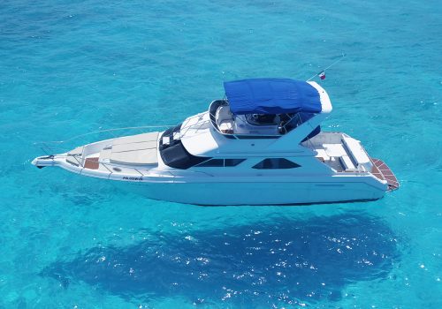 Jackie 48ft yacht cruising in Cancun turquoise Caribbean water