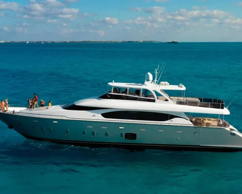 Maiora 100ft luxury yacht in Cancun Caribbean Sea