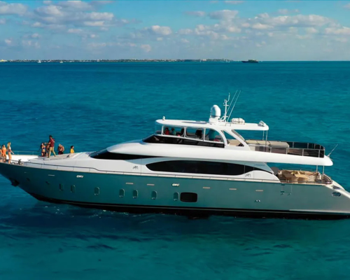 Rent the luxury Yacht Maiora 100ft in Cancun Mexico